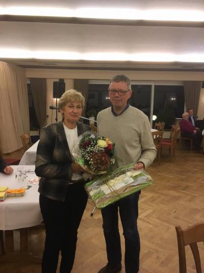 Generalversammlung 2017 - Die neue Vorsitzende Silvia Boye aus Fladderlohausen bedankt sich bei Norbert für 18 Jahre an der Spitze der Holdorfer CDU.